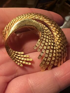 Vintage Crown Trifari Goldtone Wave Brooch Pin Curved Feather Motif Swirl